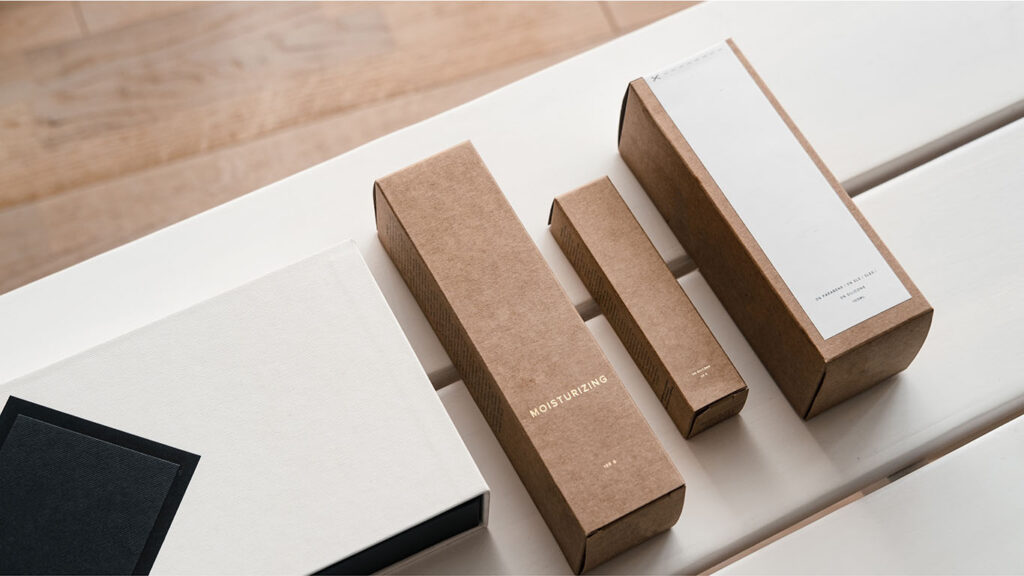 Kosmetikverpackung mit braunem Papier